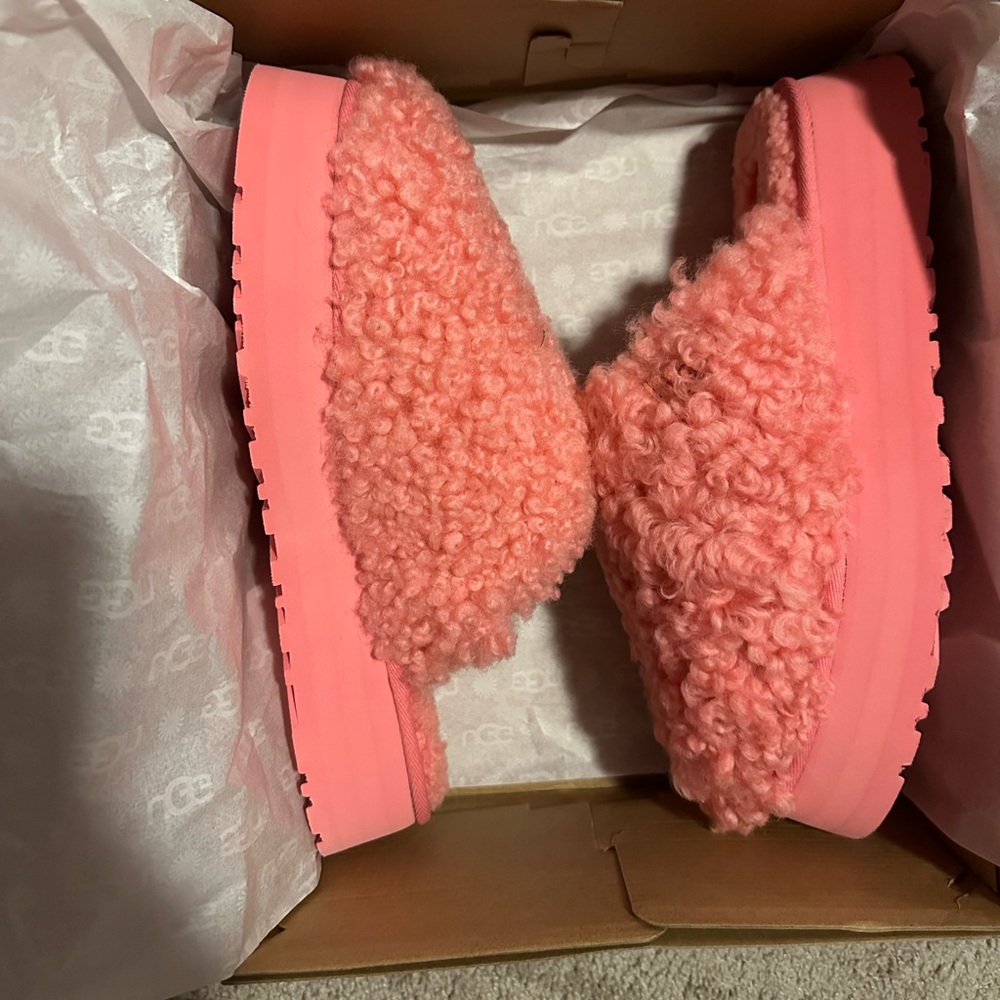 UGG Maxi Curly Platform Slipper - Picture 3 of 5